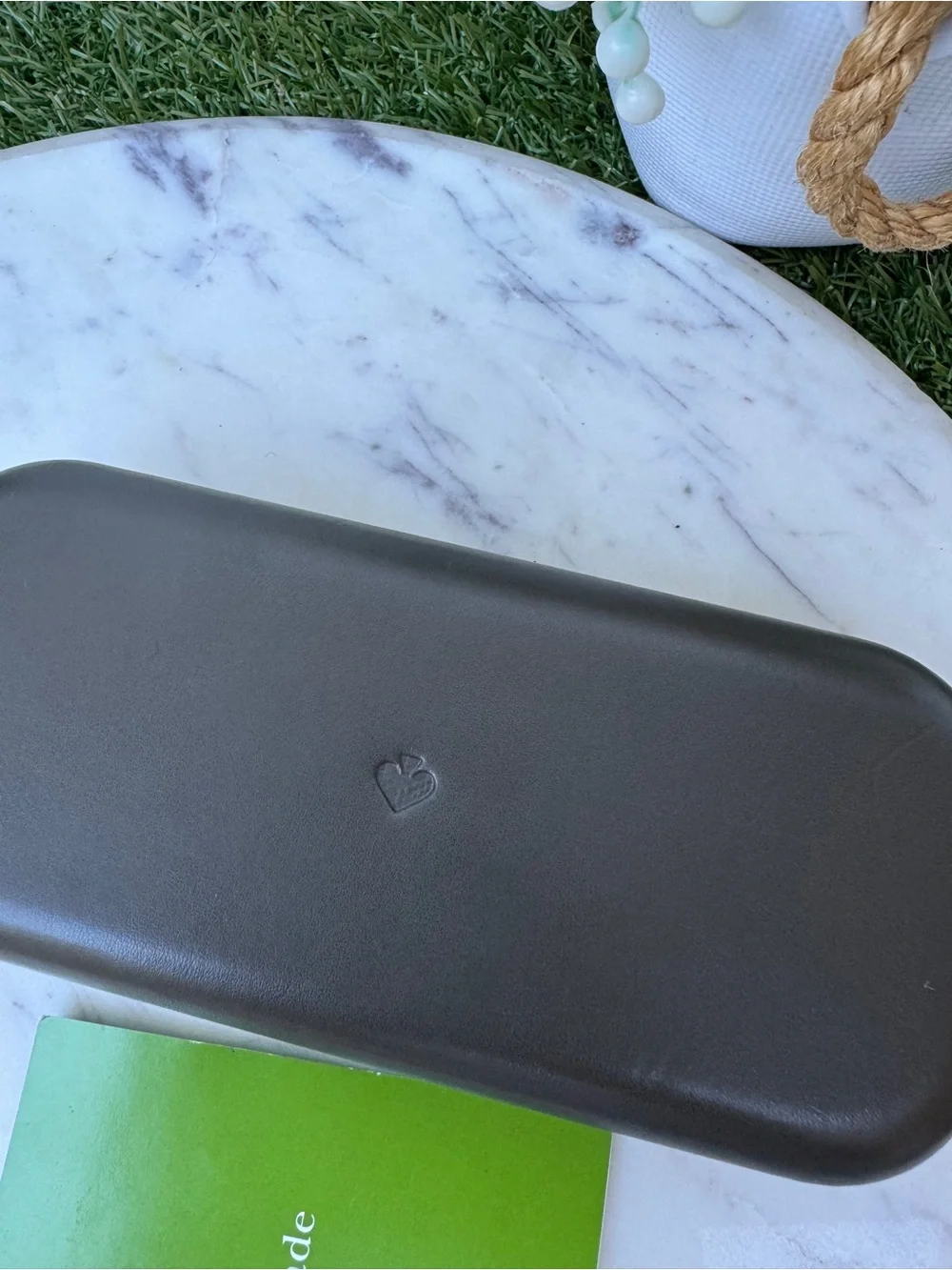 KATE SPADE Green Sunglass Case with cleaning cloth and authentication card New
